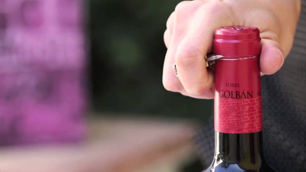 ¿Cómo descorchar una botella de vino tranquilo?