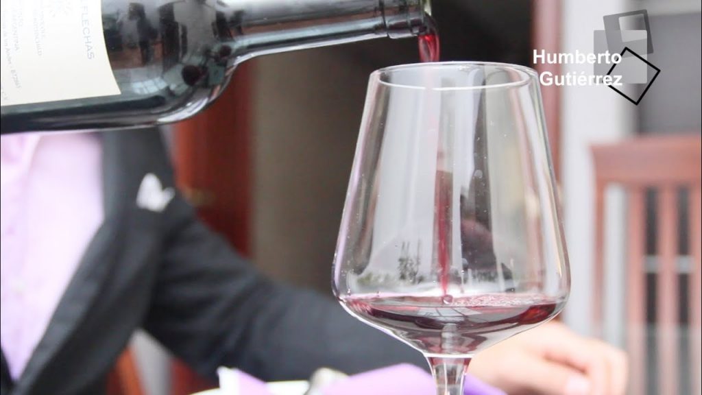 ¿Cuántas onzas se sirven en una copa de vino tinto?
